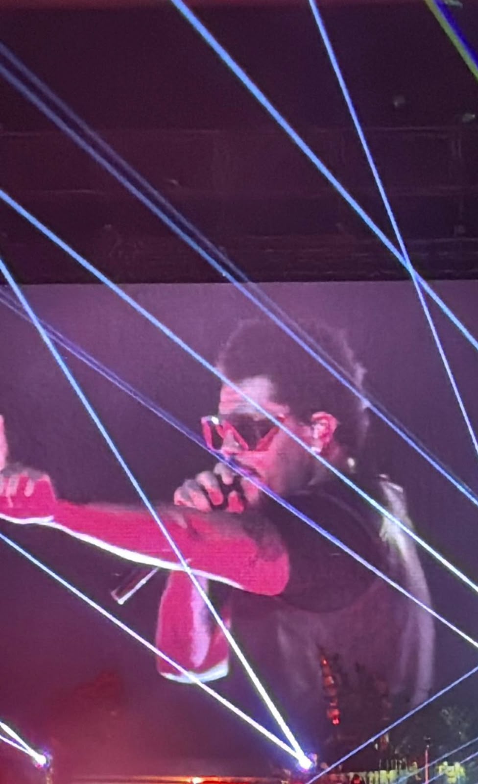 The Weeknd sang and danced on stage, heating up the atmosphere!