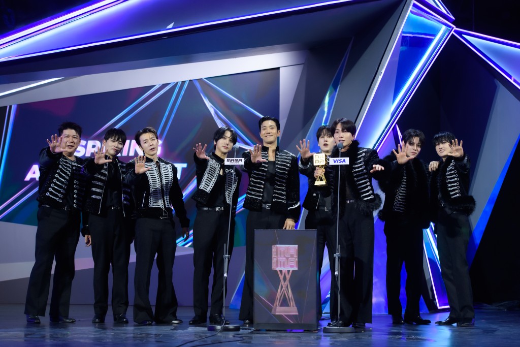 INSPIRING ACHIEVEMENT: Super Junior