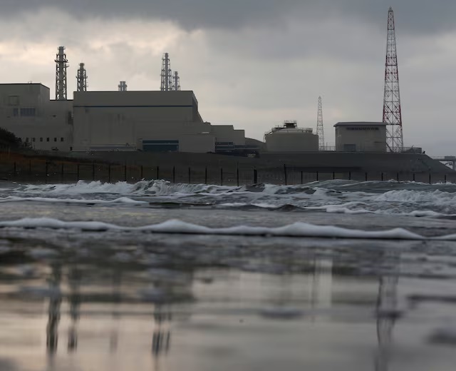 Tokyo Electric Power Co.'s (TEPCO) Kashiwazaki Kariwa nuclear power plant, which is the world's biggest, is seen from the seaside in Kashiwazaki, November 12, 2012. REUTERS/Kim Kyung-Hoon/File Photo 