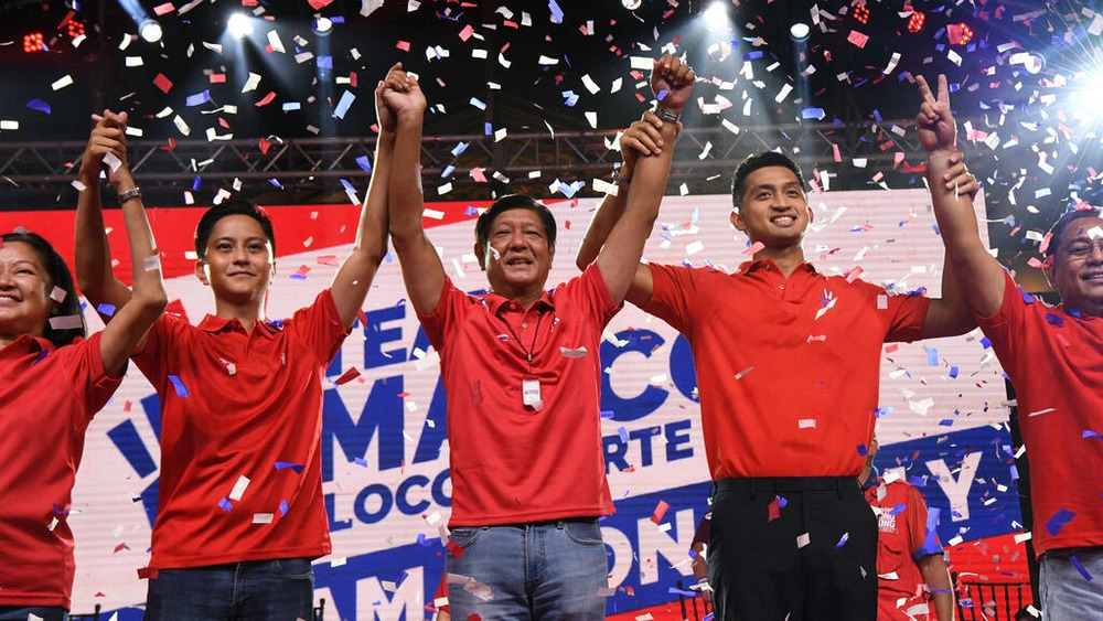 Ferdinand Marcos Jr (center) along with other candidates from his family at an Ilocos Norte rally. (AFP) Ferdinand Marcos Jr (center) along with other candidates from his family at an Ilocos Norte rally. (AFP)