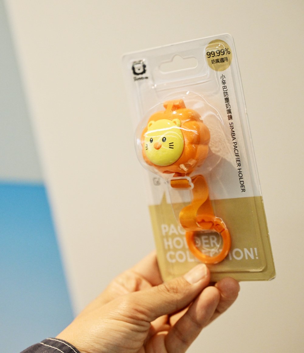 Gilly Wong, right, points out the flaws of some pacifier products. SING TAO Gilly Wong, right, points out the flaws of some pacifier products. SING TAO