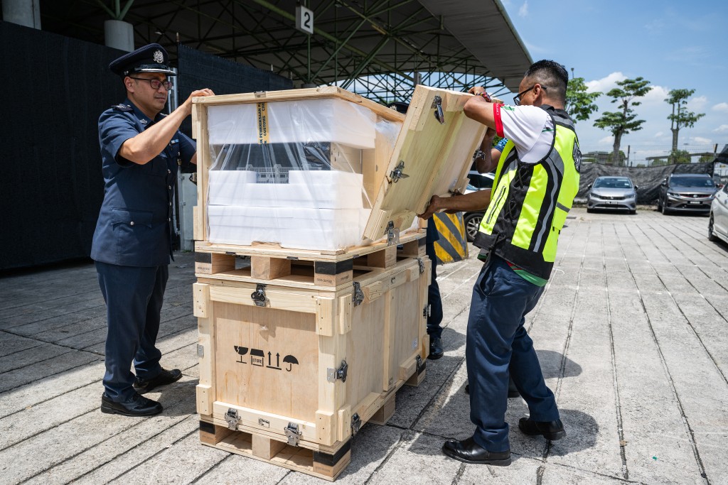 Photo by MOHD RASFAN / AFP Members of the Royal Malaysian Customs Department display a computer server equipped with AI chips that was confiscated at Kuala Lumpur airport’s free trade zone, following a press conference in Sepang on October 28, 2026.