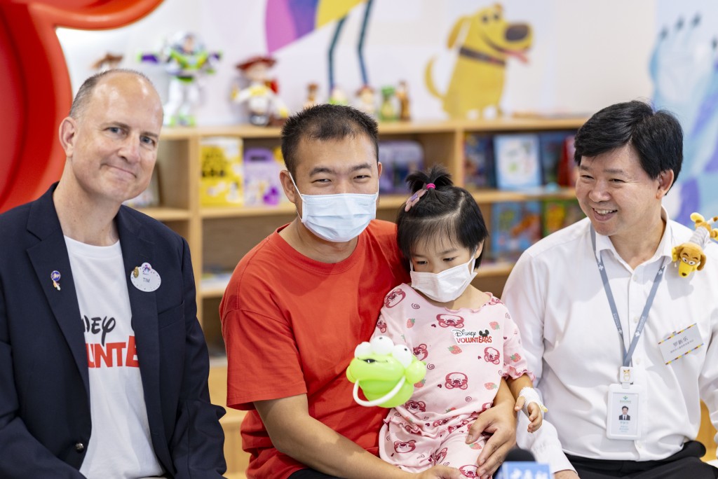 Tim Sypko, left, and Luo Xinle, right, listen to Yue Yue’s father sharing his thoughts.