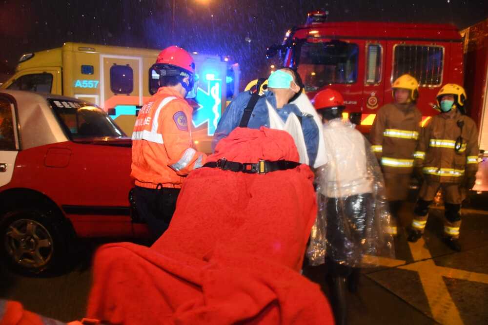 The 57-year-old taxi driver in Kai Tak's traffic accident during the five-hour downpour injured his head and neck, and was sent to Queen Elizabeth Hospital.