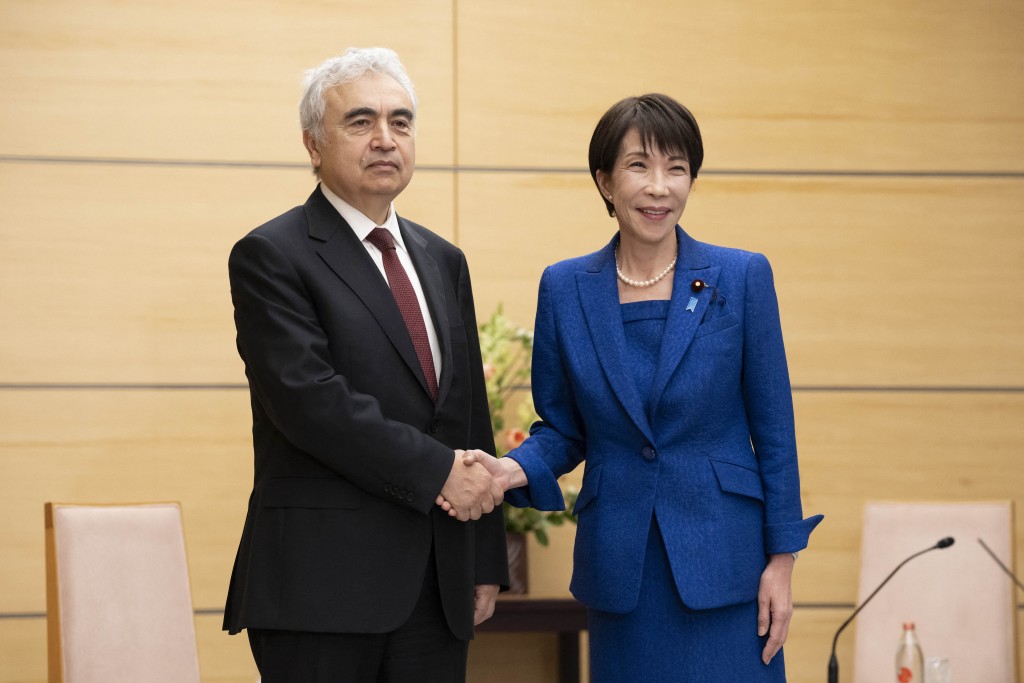 Japan's Prime Minister Sanae Takaichi (R) and Executive Director of the International Energy Agency (IEA) Fatih Birol pose at the beginning of their meeting at the Prime Minister's Office in Tokyo on March 25, 2026. (Photo by Yuichi YAMAZAKI / POOL / AFP)