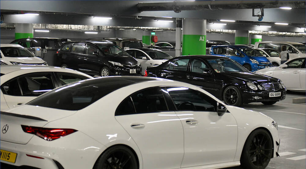 The Heung Yuen Wai cross-border car parks are jam packed. Sing Tao The Heung Yuen Wai cross-border car parks are jam packed. Sing Tao