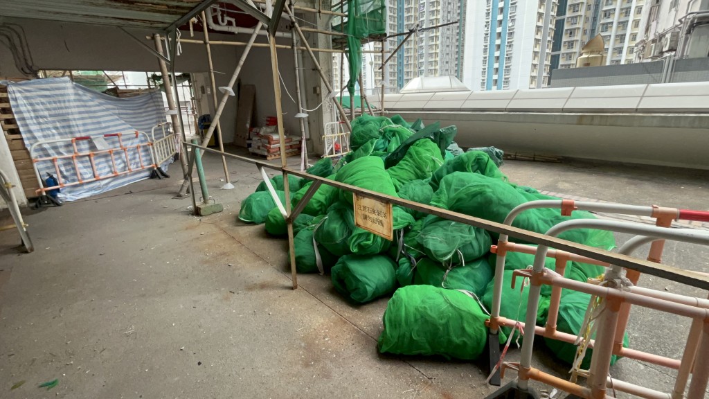  The government ordered all scaffold netting on buildings undergoing major renovation to be removed within three days.