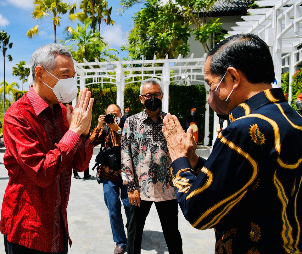 Singapore's Prime Minister Lee Hsien Loong and Indonesian President Joko Widodo greet each other during their annual leaders' retreat at the Indonesian island of Bintan in Riau, Indonesia. (Reuters) Singapore's Prime Minister Lee Hsien Loong and Indonesian President Joko Widodo greet each other during their annual leaders' retreat at the Indonesian island of Bintan in Riau, Indonesia. (Reuters)
