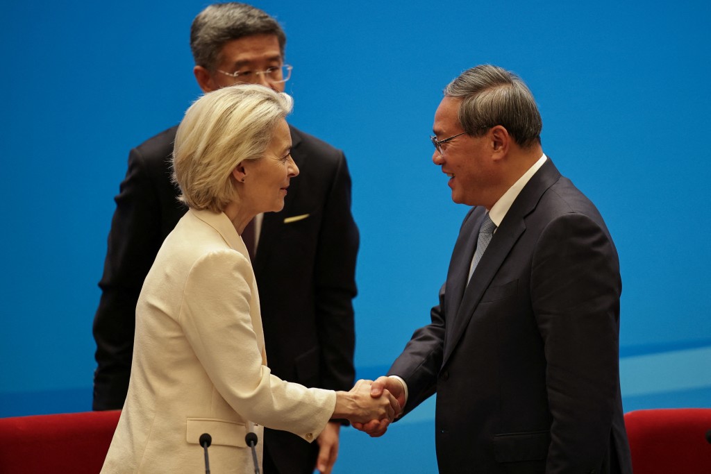 Chinese Premier Li Qiang shakes hands with President of the European Commission, Ursula von der Leyen at the EU-China Business Leaders Symposium, at the 25th European Union - China Summit in the Great Hall of the People, in Beijing, China, 24 July 2025.    ANDRES MARTINEZ CASARES/Pool via REUTERS