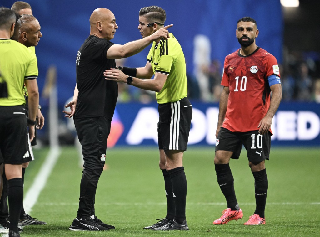 Egypt's head coach Hossam Hassan speaks with French referee Francois Letexier as Egypt's forward #10 Mohamed Salah looks on during the 2026 World Cup round of 16 football match between Argentina and Egypt at Atlanta Stadium in Atlanta on July 7, 2026. (Photo by ROBERTO SCHMIDT / AFP)