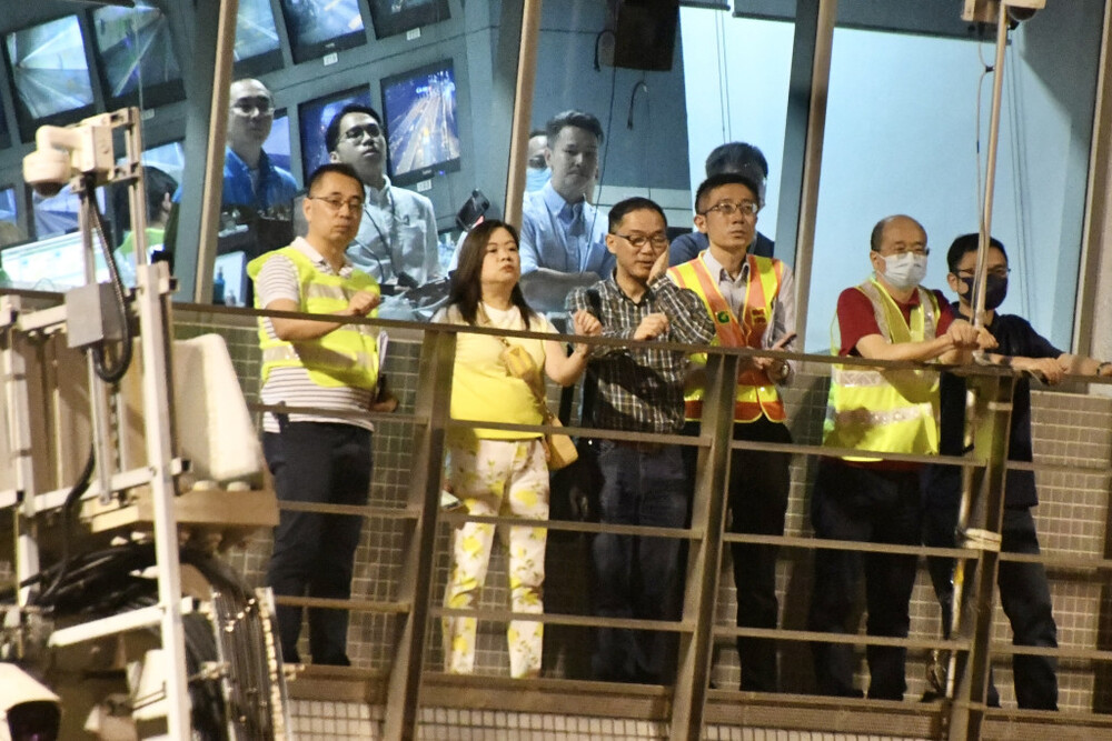 Transport Commissioner Rosanna Law Shuk-pui and transport department staff were monitoring the situation on the scene. Transport Commissioner Rosanna Law Shuk-pui and transport department staff were monitoring the situation on the scene.