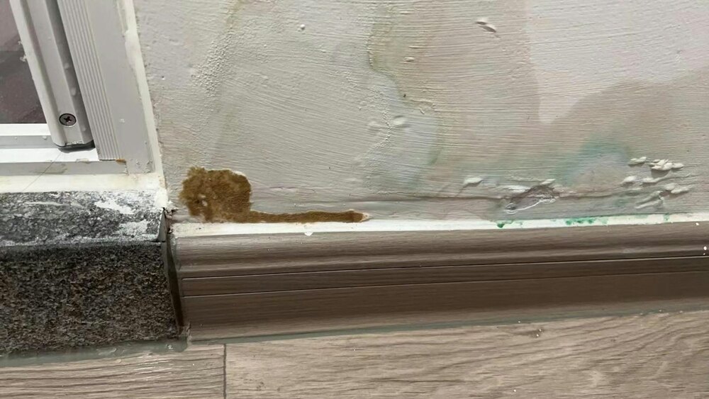 Various types of leakage were observed at the housing project, including leaks from washing machine drainage pipes, water supply pipes, rainwater seepage in corridor platforms, water seepage in bathrooms, walls, and door edges. (Photo: Lam Pok)