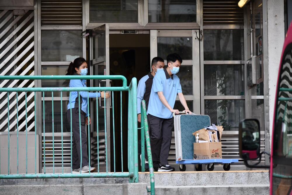 Authorities this noon evacuated residents who live on the 8th floor of the Covid-hit residential building.