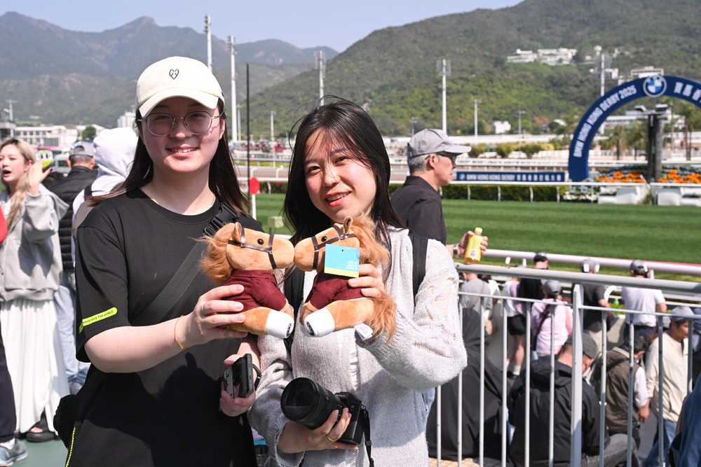 Shanghai tourists Miss Liu, left, and Miss Nie, said the tour gave them a better understanding of Hong Kong's horseracing culture. (Hong Kong Jockey Club)