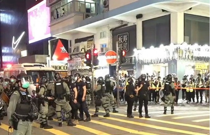 Protesters, riot cops tangle in Mong Kok