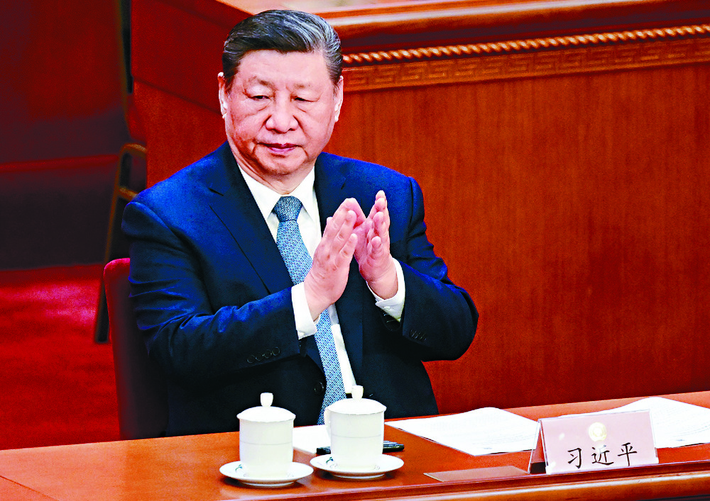 Xi Jinping attends the annual session of the CPPCC as Hong Kong delegates have their group picture taken in front of the Great Hall of the People.
SING TAO