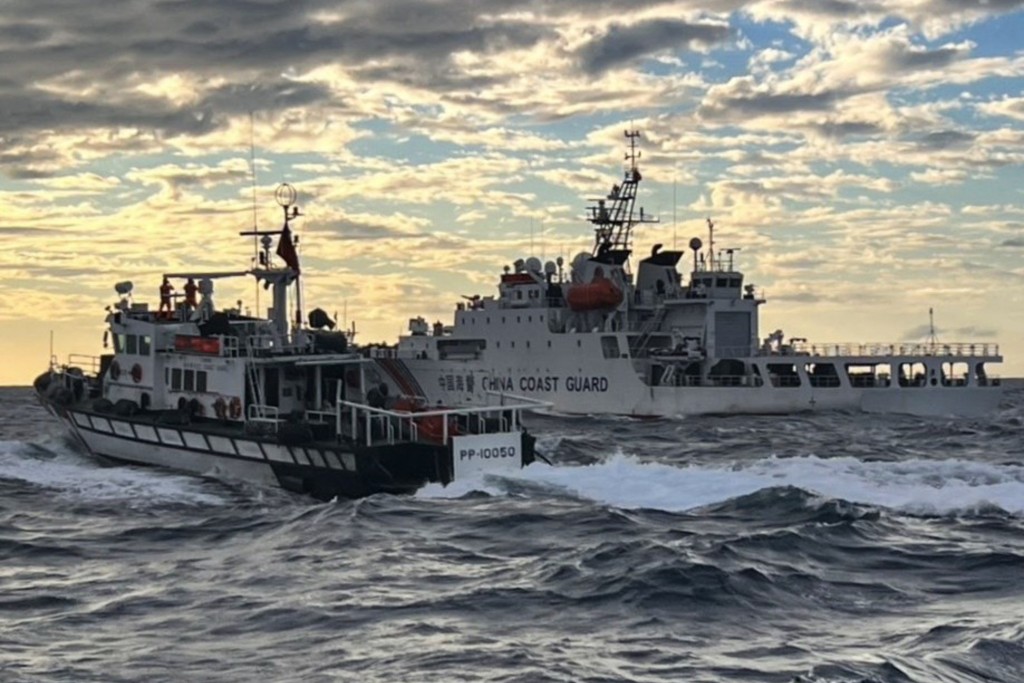 A Taiwanese coast guard ship (L) and a Chinese coast guard ship in the waters off Cape Fugui. (AFP)
