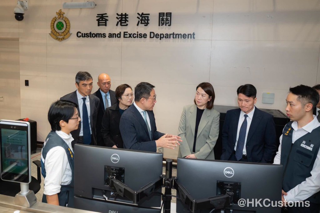 Customs Commissioner Chan Tsz-tat led the department's leadership in inspecting the new Huanggang port