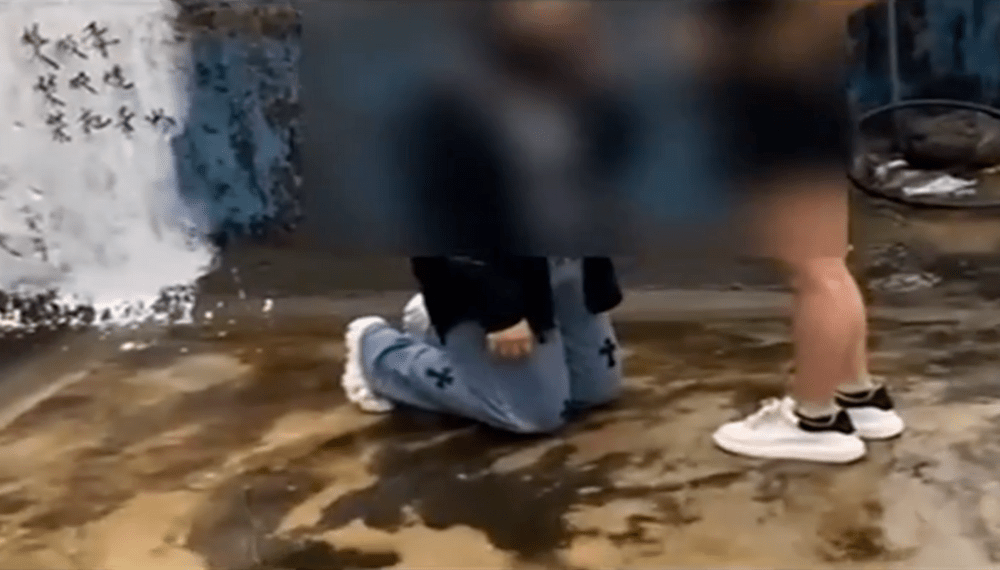 A girl forced to kneel on the ground was slapped in the face by multiple assailants, both male and female. Online A girl forced to kneel on the ground was slapped in the face by multiple assailants, both male and female. Online