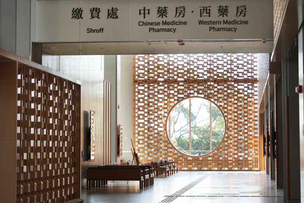  The hospital houses both Chinese Medicine and Western Medicine pharmacies. 