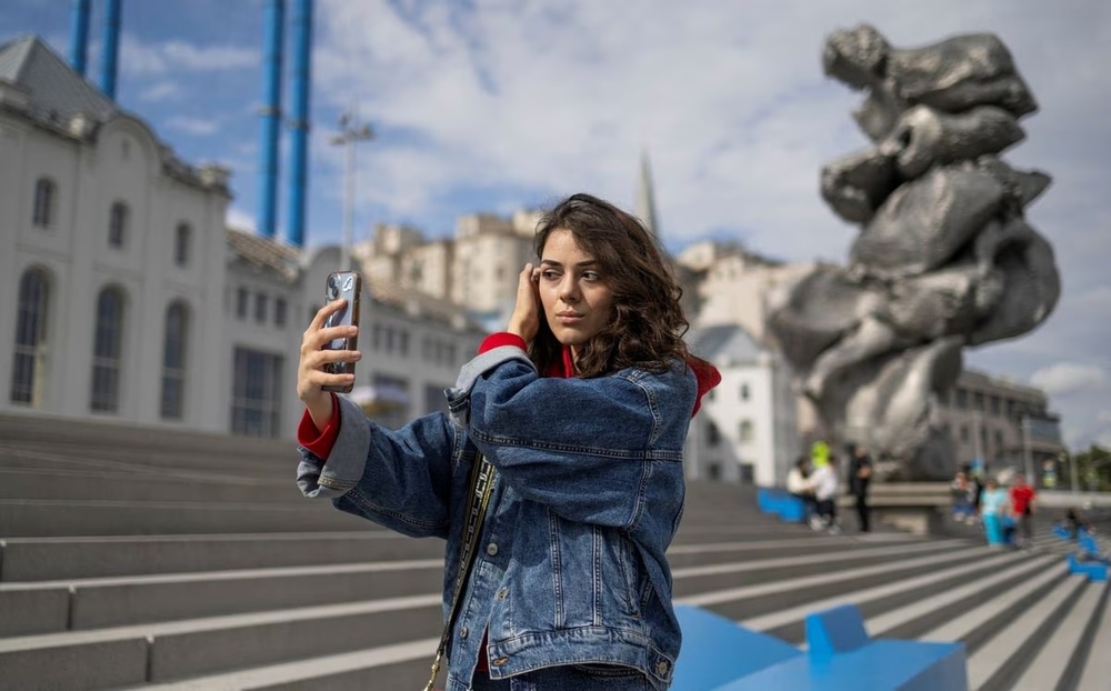 Sabina, 23, adjusts her hair as she poses for a picture in Moscow, Russia July 23, 2023. REUTERS/Maxim Shemetov/File photo Sabina, 23, adjusts her hair as she poses for a picture in Moscow, Russia July 23, 2023. REUTERS/Maxim Shemetov/File photo