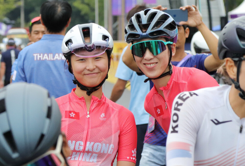 Hong Kong cyclist Yang Qianyu (left) took gold in the women’s road race, while her teammate Ceci Lee Sze-wing finished in eighth.