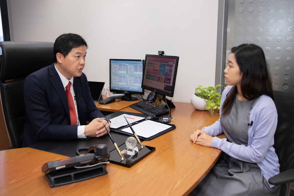 Thomas Tsui, General Manager & Head of Corporate Banking Division at BEA, offered Cecilia Chan with career advice