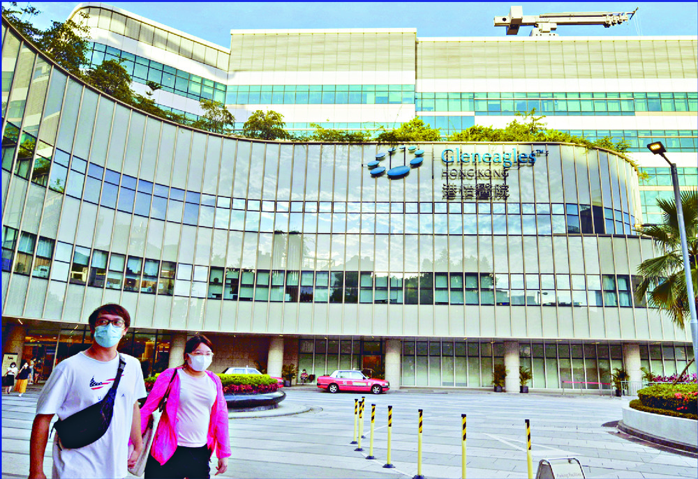 The DrGo app – a joint effort by Hong Kong Telecom, represented by Ringo Ng and Susanna Hui, and Gleneagles, a private hospital represented by Dirk Schraven – helps patients avoid making physical visits to doctors. The DrGo app – a joint effort by Hong Kong Telecom, represented by Ringo Ng and Susanna Hui, and Gleneagles, a private hospital represented by Dirk Schraven – helps patients avoid making physical visits to doctors.