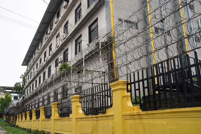 Barbed wire fences are seen outside a shuttered Great Wall Park compound where Cambodian authorities said they had recovered evidence of human trafficking, kidnapping and torture during raids on suspected cybercrime compounds in the coastal city of Sihanoukville, Cambodia September 21, 2022. REUTERS/Cindy Liu/File Photo