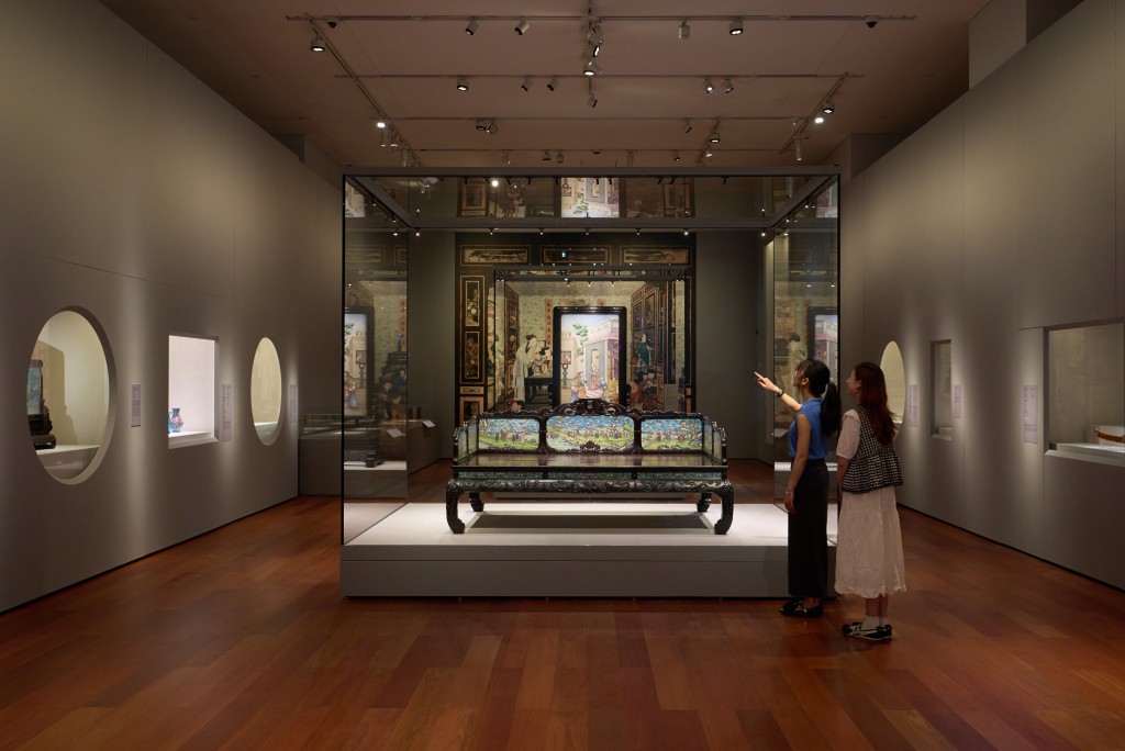 The exhibition features furniture, paintings and calligraphy, jewelry, clocks and silk textiles made for scholarly appreciation.