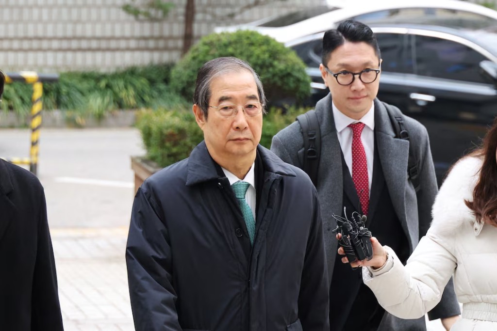 Former Prime Minister Han Duck-soo, who faces charges of allegedly aiding ex-President Yoon Suk Yeol in an attempted insurrection, arrives for closing hearing for his case at the Seoul Central District Court in Seoul, South Korea, November 26, 2025. REUTERS/Kim Hong-Ji