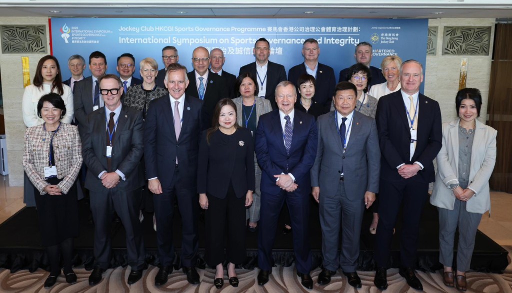 Rosanna Law, Secretary for Culture, Sports and Tourism of the HKSAR Government (centre); Winfried Engelbrecht-Bresges, CEO of The Hong Kong Jockey Club (2nd right); David Simmonds, President of HKCGI (2nd left); Edgar Yang, Honorary Secretary General of SF&OC (1st left); and Irene Wang, Assistant Director of Corruption Prevention, ICAC (1st right) at today’s International Symposium on Sports Governance and Integrity.