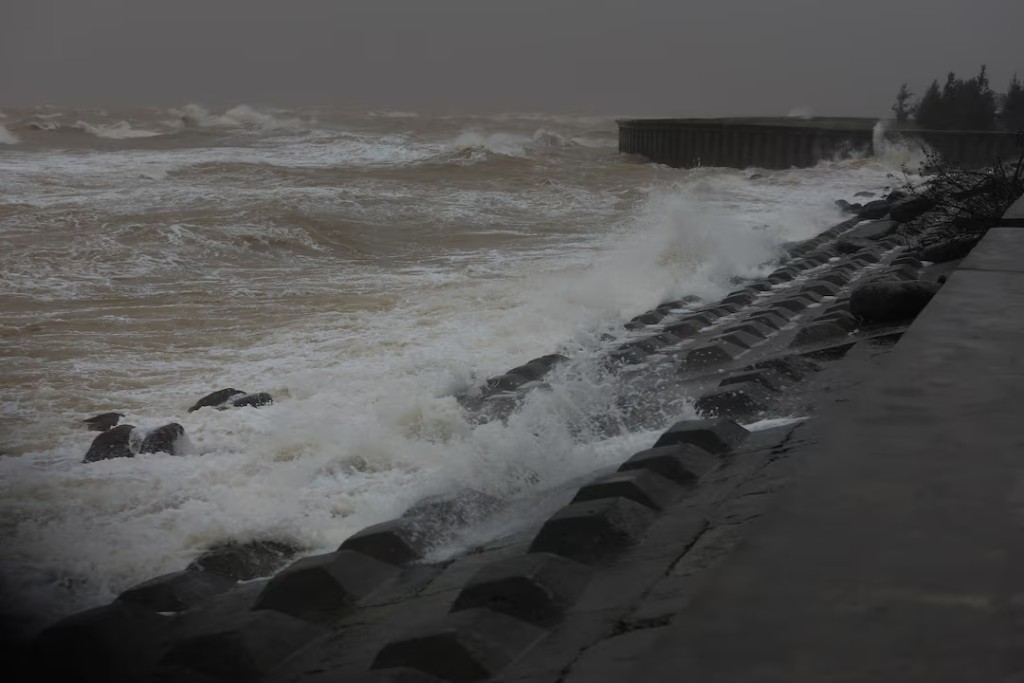 Waves approach as Typhoon Kalmaegi approches in Da Nang city, Vietnam, November 6, 2025. REUTERS/Thinh Nguyen