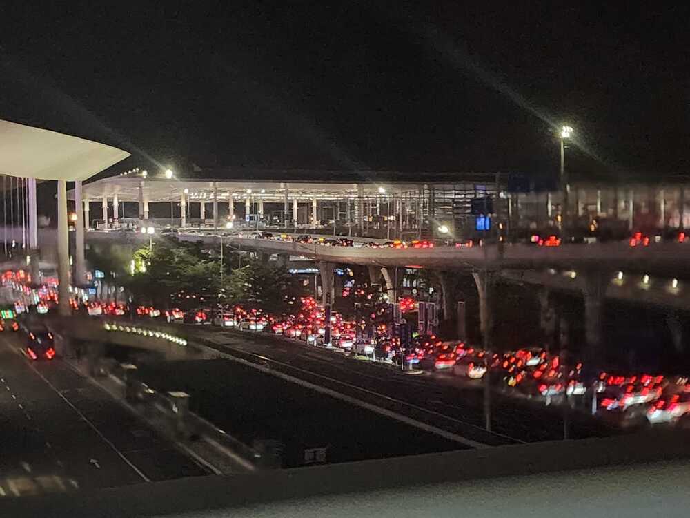 Travelers endure a traffic jam on the way to Zhuhai port on Monday night. FACEBOOK/JOANNA TSE Travelers endure a traffic jam on the way to Zhuhai port on Monday night. FACEBOOK/JOANNA TSE