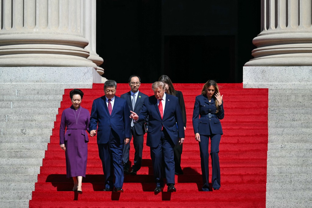 Photo by SAUL LOEB / AFP  US President Donald Trump, First Lady Melania Trump, China's President Xi Jinping and his wife Peng Liyuan walk down the steps after a visit to the National Archives in Washington, DC on September 25, 2026.