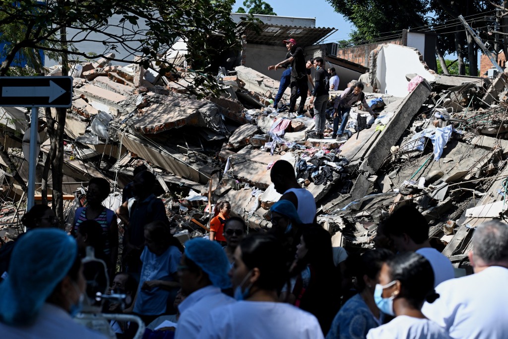 People work on a collapsed building after an earthquake in Cali, Colombia on August 10, 2026. (AFP)