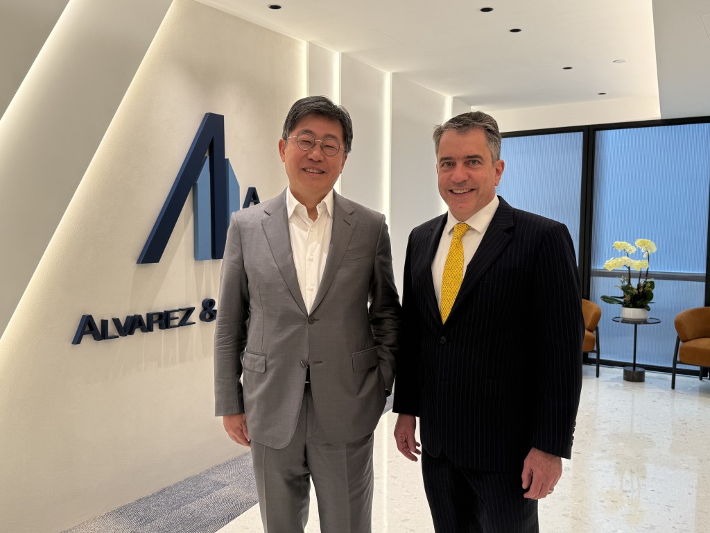 Zhu Wei (left) and James Dubow (right), managing directors and co-heads of Alvarez & Marsal North Asia. SING TAO