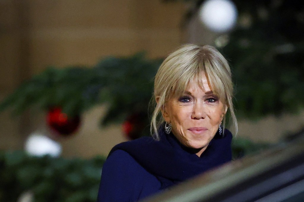 Brigitte Macron, wife of French President Emmanuel Macron waits to receive Croatia's Prime Minister Andrej Plenkovic and his wife Ana Maslac Plenkovic for a state dinner at the Elysee Palace, in Paris, France, December 8, 2025. REUTERS/Gonzalo Fuentes