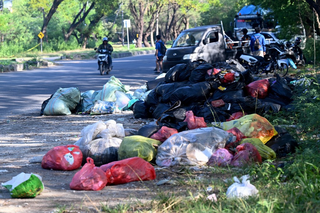Photo by SONNY TUMBELAKA / AFP  Rubbish piles up on a street in Denpasar on Indonesia's resort island of Bali on April 24, 2026.
