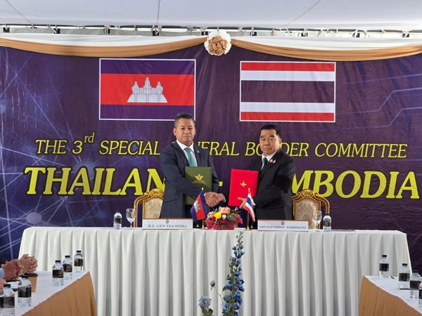 Cambodia's Defence Minister Tea Seiha and Thailand's Defence Minister Natthaphon Narkphanit pose with documents during a special General Border Committee (GBC) meeting at a border checkpoint, in Chanthaburi province, Thailand, December 27, 2025. Agence Kampuchea Press/Handout via REUTERS
