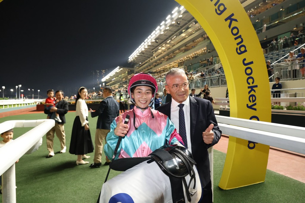 Britney Wong, center, ends her winless start of the season aboard Happydearhappydeer for trainer Tony Cruz, right.