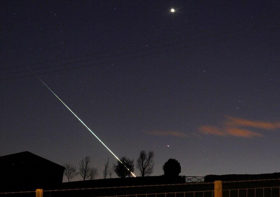  A meteorite creates a streak of light across the night sky over the North Yorkshire moors at Leaholm, near Whitby, northern England, April 26, 2015 REUTERS/Steven Watt/File Photo