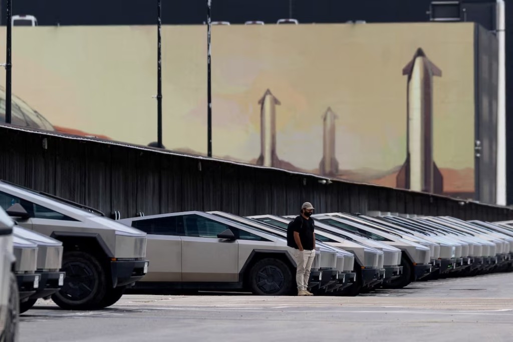  Tesla Cybertrucks are parked outside of a SpaceX installation in Starbase, Texas, U.S., April 21, 2026. REUTERS/Carlos Barria/File Photo