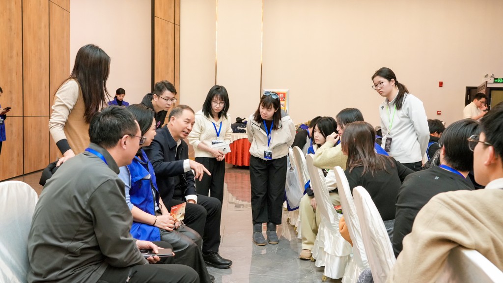 The exchange students and teachers attended a lecture by Commander Shen Xingyun, the first captain of the PLA Astronauts Brigade, and other aerospace scientists.
