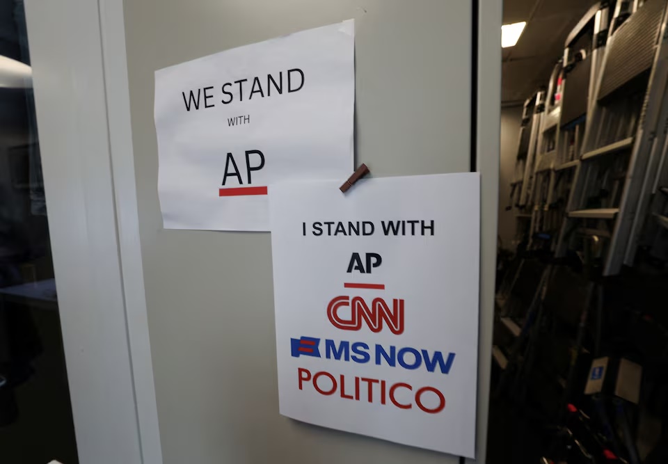 An updated solidarity sign adding CNN, MSNOW and POLITICO hangs outside the Associated Press booth at the White House grounds after US President Donald Trump banned three major news outlets – CNN, MS NOW and Politico from the White House, in Washington, D.C., US, September 21, 2026. REUTERS/Kevin Lamarque 