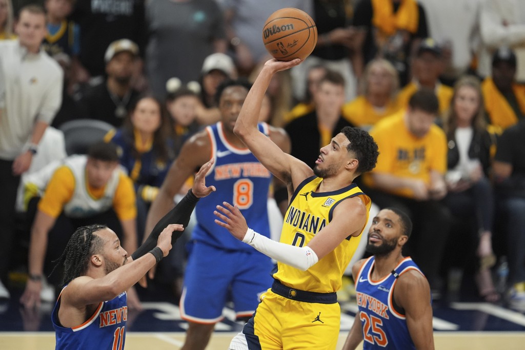 Indiana Pacers guard Tyrese Haliburton shoots against New York Knicks guard Jalen Brunson during the second half of Game 6 of the Eastern Conference finals of the NBA basketball playoffs on May 31st. (Photo: AP) 