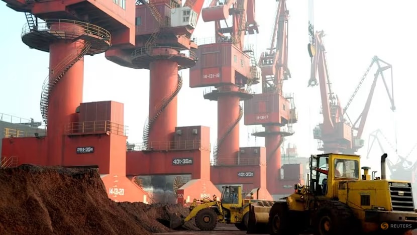 Workers transport soil containing rare earth elements for export at a port in Lianyungang, Jiangsu province, China on Oct 31, 2010. (File photo: Reuters)