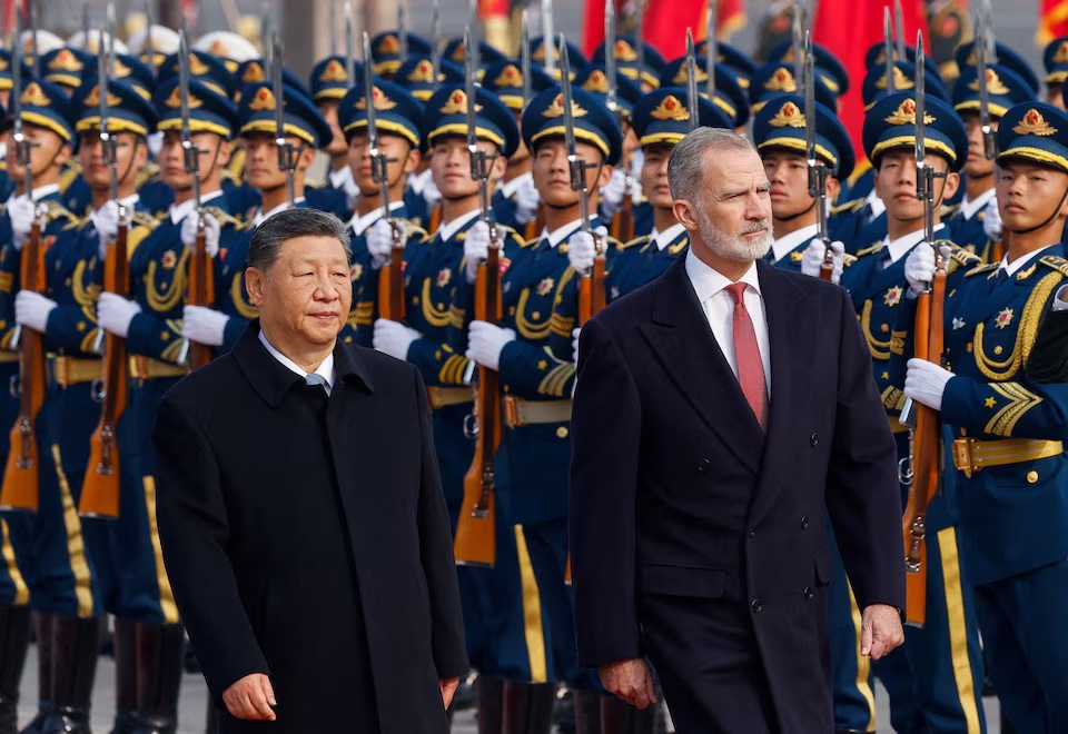 Spain's King Felipe VI and Chinese President Xi Jinping attend a welcoming ceremony at the Great Hall of the People in Beijng, China November 12, 2025. REUTERS/Maxim Shemetov/Pool