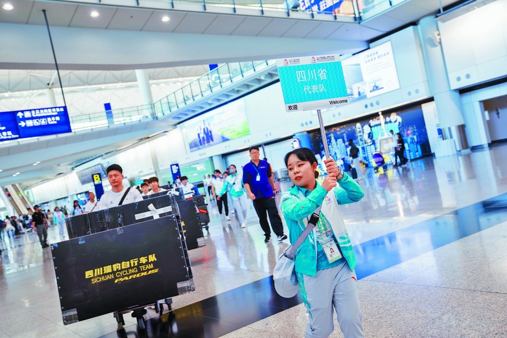 Volunteers at the airport welcomed athletes from various provinces.