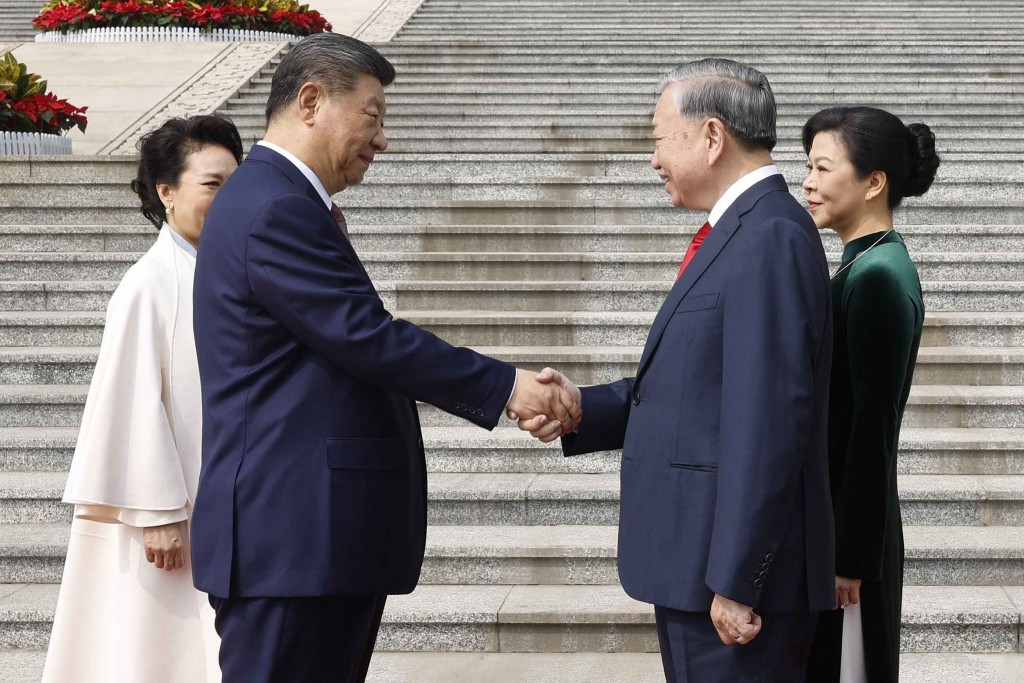 This photo taken and released by the Vietnam News Agency (VNA) on April 15, 2026, shows Chinese President Xi Jinping (2nd L) and his wife Peng Liyuan (L) welcoming Vietnam's President To Lam and his wife Ngo Phuong Ly at the Great Hall of the People in Beijing. (Photo by Vietnam News Agency / AFP)